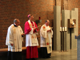 Bischof Gerber mit Pfr. Franz-Peter Breidbach (re), der rund 25 Jahre täglich in der Gott-Vater-Kirche hl. Messe feierte, Pfr. Rudolf Liebig (li), langjähriger Präses der Fuldaer Schönstattfamilie